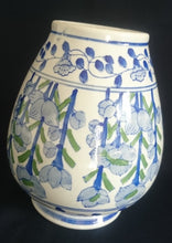 Lade das Bild in den Galerie-Viewer, BLUMENVASE - Porzellan, Doppelte Linien Streifen Flora Blumenblüten Pflanzen Ranken Motiv Dekor
