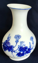 Lade das Bild in den Galerie-Viewer, KLEINE BLUMENVASE - Porzellan, Linien Rand Flora Blumen Blüten Blatt Blätter Motiv Dekor
