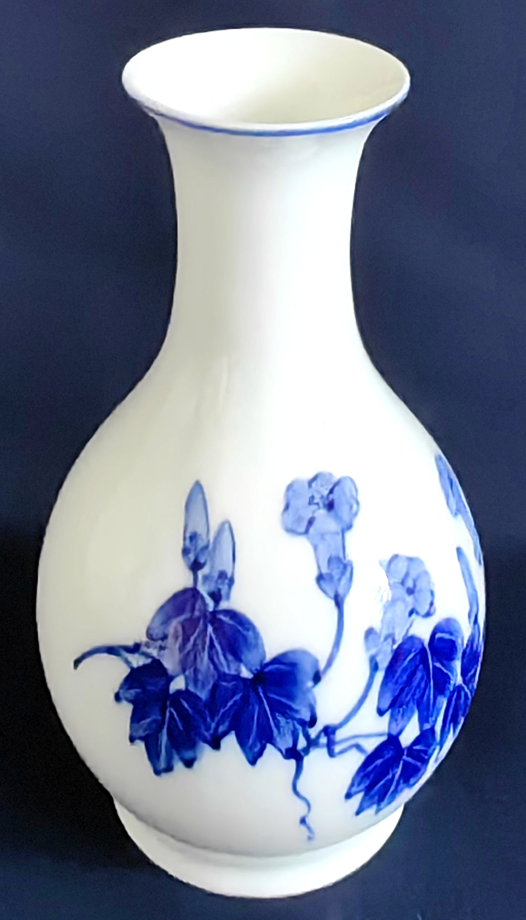 KLEINE BLUMENVASE - Porzellan, Linien Rand Flora Blumen Blüten Blatt Blätter Motiv Dekor