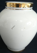 Lade das Bild in den Galerie-Viewer, BLUMENVASE - Porzellan, Breiter und schmaler Goldrand Motiv Dekor
