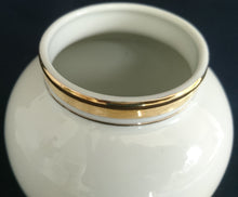 Lade das Bild in den Galerie-Viewer, BLUMENVASE - Porzellan, Breiter und schmaler Goldrand Motiv Dekor
