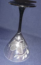 Lade das Bild in den Galerie-Viewer, COCKTAIL~ GETRÄNKEGLAS - Hartglas, Orchideenblüten Blumen Pflanzen Blatt Blätter Motiv Dekor
