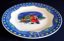 Lade das Bild in den Galerie-Viewer, DESSERTTELLER - Porzellan, Rentier Weihnachtsmann Stern Mond Tannenbaum Bäume Motiv Dekor (BC)
