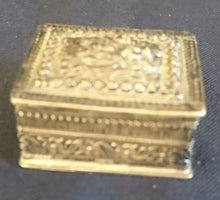 Lade das Bild in den Galerie-Viewer, KLEINES AUFBEWAHRUNGSDÖSCHEN - Metall, Schatztruhen Ornament Relief Motiv Dekor
