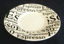 Lade das Bild in den Galerie-Viewer, 2er Set ESPRESSO UNTERTASSEN - Porzellan, Große Kleine Espresso Aufschrift Breiter Rand Motiv Dekor
