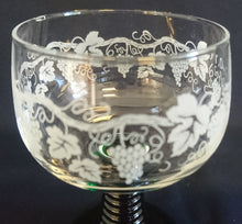 Lade das Bild in den Galerie-Viewer, 2er Set KLEINE RÖMERGLÄSER - Hartglas, Rebenstock Ranken Weintrauben Motiv Relief Dekor
