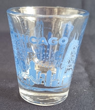 Lade das Bild in den Galerie-Viewer, 2er Set SHOT KURZE SCHNAPS- GETRÄNKEGLÄSER - Hartglas, USA Chicago City Metropole Stadt Aufschrift Motiv Dekor
