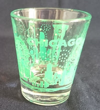 Lade das Bild in den Galerie-Viewer, SHOT KURZE SCHNAPS- GETRÄNKEGLAS - Hartglas, USA Chicago City Metropole Stadt Aufschrift Motiv Dekor
