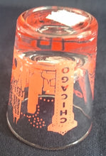 Lade das Bild in den Galerie-Viewer, SHOT KURZE SCHNAPS- GETRÄNKEGLAS - Hartglas, USA Chicago City Metropole Stadt Aufschrift Motiv Dekor
