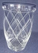 Lade das Bild in den Galerie-Viewer, GRÖßERES GETRÄNKEGLAS - Hartglas, Geschliffen Linien Streifen Karo Motiv Dekor
