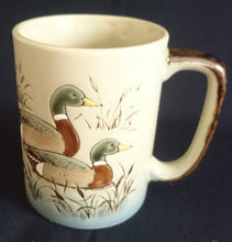 Lade das Bild in den Galerie-Viewer, KAFFEETASSE - Keramik / Steingut, Flora Fauna Entenpaar Relief Motiv Dekor
