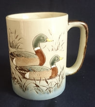 Lade das Bild in den Galerie-Viewer, KAFFEETASSE - Keramik / Steingut, Flora Fauna Entenpaar Relief Motiv Dekor
