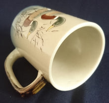 Lade das Bild in den Galerie-Viewer, KAFFEETASSE - Keramik / Steingut, Flora Fauna Entenpaar Relief Motiv Dekor
