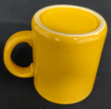 Lade das Bild in den Galerie-Viewer, KAFFEETASSE - Keramik / Steingut, Einfärbiges Gelbes Motiv Dekor
