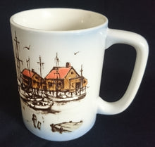 Lade das Bild in den Galerie-Viewer, KAFFEETASSE - Keramik / Steingut, Stadthafen Meer Segelschiffe Möwen Relief Motiv Dekor
