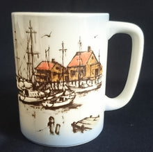 Lade das Bild in den Galerie-Viewer, KAFFEETASSE - Keramik / Steingut, Stadthafen Meer Segelschiffe Möwen Relief Motiv Dekor

