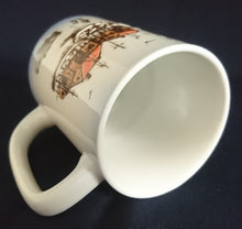 Lade das Bild in den Galerie-Viewer, KAFFEETASSE - Keramik / Steingut, Stadthafen Meer Segelschiffe Möwen Relief Motiv Dekor
