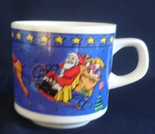 Lade das Bild in den Galerie-Viewer, KAFFEETASSE - Porzellan, Schlitten Rentier Weihnachtsmann Sterne Tannenbaum Bäume Mond Dorf Wald Motiv Dekor (BC)
