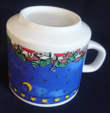 Lade das Bild in den Galerie-Viewer, KAFFEETASSE - Porzellan, Schlitten Rentier Weihnachtsmann Sterne Tannenbaum Bäume Mond Dorf Wald Motiv Dekor (BC)
