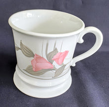 Lade das Bild in den Galerie-Viewer, KAFFEETASSE - Porzellan, Flora Dipladenie Blumenblüten Blatt Blätter Motiv Dekor
