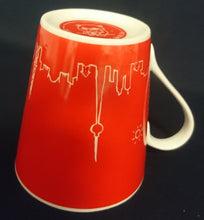 Lade das Bild in den Galerie-Viewer, 2er Set KAFFEETASSEN - Porzellan, Skyline Berlin Diana Apotheke Aufschrift Motiv Dekor (Rot &amp; Grün)
