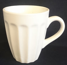 Lade das Bild in den Galerie-Viewer, KAFFEETASSE - Keramik / Steingut, Senkrechte Abgerundete Balken Relief Motiv Dekor
