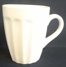 Lade das Bild in den Galerie-Viewer, KAFFEETASSE - Keramik / Steingut, Senkrechte Abgerundete Balken Relief Motiv Dekor
