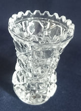 Lade das Bild in den Galerie-Viewer, KLEINE BLUMENVASE - 24% Pbo Bleikristall, Geschliffen Geometrisch Oktagon Streifen Balken Stern Dekor
