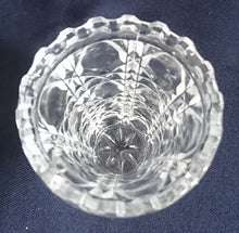 Lade das Bild in den Galerie-Viewer, KLEINE BLUMENVASE - 24% Pbo Bleikristall, Geschliffen Geometrisch Oktagon Streifen Balken Stern Dekor
