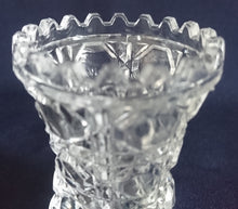 Lade das Bild in den Galerie-Viewer, 2er Set KLEINE BLUMENVASE - 24% Pbo Bleikristall, Geschliffen Geometrisch Oktagon Streifen Balken Stern Dekor (G) (BC)
