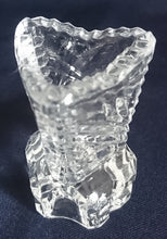 Lade das Bild in den Galerie-Viewer, KLEINE BLUMENVASE - Kristallglas, Geschliffen Dreieckige Kantige Form Linien Pluszeichen Gezackter Rand Relief Dekor
