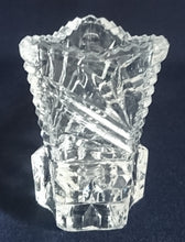 Lade das Bild in den Galerie-Viewer, KLEINE BLUMENVASE - Kristallglas, Geschliffen Dreieckige Kantige Form Linien Pluszeichen Gezackter Rand Relief Dekor
