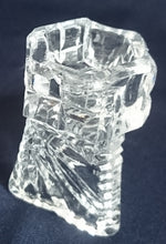 Lade das Bild in den Galerie-Viewer, KLEINE BLUMENVASE - Kristallglas, Geschliffen Dreieckige Kantige Form Linien Pluszeichen Gezackter Rand Relief Dekor
