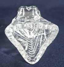 Lade das Bild in den Galerie-Viewer, KLEINE BLUMENVASE - Kristallglas, Geschliffen Dreieckige Kantige Form Linien Pluszeichen Gezackter Rand Relief Dekor
