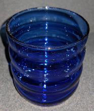 Lade das Bild in den Galerie-Viewer, 2er Set KLEINE GETRÄNKEGLÄSER - Hartglas, Waagerecht Gewölbte Form Motiv Dekor
