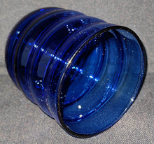 Lade das Bild in den Galerie-Viewer, 2er Set KLEINE GETRÄNKEGLÄSER - Hartglas, Waagerecht Gewölbte Form Motiv Dekor

