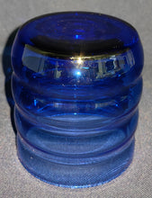 Lade das Bild in den Galerie-Viewer, 2er Set KLEINE GETRÄNKEGLÄSER - Hartglas, Waagerecht Gewölbte Form Motiv Dekor
