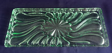 Lade das Bild in den Galerie-Viewer, KÖNIGSKUCHEN SERVIERPLATTE - Hartglas, Stern Blüten Wellen Relief Motiv Dekor
