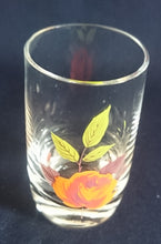 Lade das Bild in den Galerie-Viewer, SHOT~ SCHNAPS~ GETRÄNKEGLAS - Hartglas, Flora Rosen Blumenblüte Blatt Blätter Motiv Dekor
