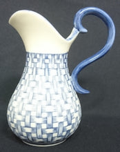 Lade das Bild in den Galerie-Viewer, MILCHKÄNNCHEN - Porzellan, Korbgeflecht Linien Rand Motiv Dekor
