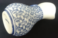 Lade das Bild in den Galerie-Viewer, MILCHKÄNNCHEN - Porzellan, Korbgeflecht Linien Rand Motiv Dekor
