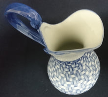 Lade das Bild in den Galerie-Viewer, MILCHKÄNNCHEN - Porzellan, Korbgeflecht Linien Rand Motiv Dekor
