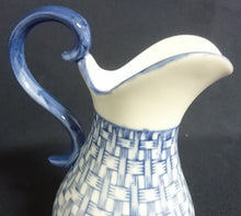 Lade das Bild in den Galerie-Viewer, MILCHKÄNNCHEN - Porzellan, Korbgeflecht Linien Rand Motiv Dekor
