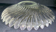 Lade das Bild in den Galerie-Viewer, SALAT~ OBBSTSCHALE - Hartglas, Klar Spiralen Abgerundete Spitzen Relief Motiv Dekor
