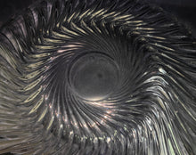 Lade das Bild in den Galerie-Viewer, SALAT~ OBBSTSCHALE - Hartglas, Klar Spiralen Abgerundete Spitzen Relief Motiv Dekor
