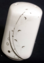 Lade das Bild in den Galerie-Viewer, PFEFFERSTREUER - Porzellan, Flora Abstrakt Grashalme Blatt Blätter Motiv Dekor (BC)
