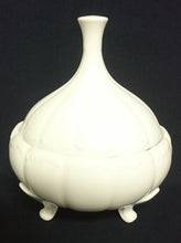 Lade das Bild in den Galerie-Viewer, PRALINIEN~ BONBONIERENDOSE MIT DECKEL - Porzellan, Abstrakt Wellen Linien Relief Rand Motiv Dekor
