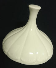 Lade das Bild in den Galerie-Viewer, PRALINIEN~ BONBONIERENDOSE MIT DECKEL - Porzellan, Abstrakt Wellen Linien Relief Rand Motiv Dekor
