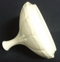 Lade das Bild in den Galerie-Viewer, PRALINIEN~ BONBONIERENDOSE MIT DECKEL - Porzellan, Abstrakt Wellen Linien Relief Rand Motiv Dekor
