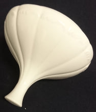 Lade das Bild in den Galerie-Viewer, PRALINIEN~ BONBONIERENDOSE MIT DECKEL - Porzellan, Abstrakt Wellen Linien Relief Rand Motiv Dekor
